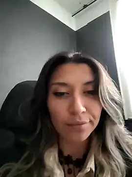 Isabella Varella online show from 03-10-25, 01:21