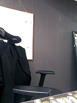 Isabella Varella online show from 10-16-25, 01:06