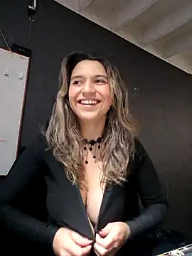 Isabella Varella online show from 10-27-25, 01:04