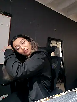 Isabella Varella online show from 10-28-25, 01:03