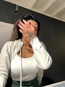 Isabella Varella online show from 11-28-25, 01:03