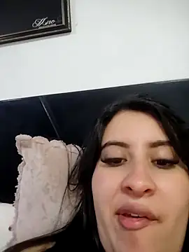 Snapshot of mialorents chatting on 10-31-25, 01:28 mialorents online show from 10-31-25, 01:28