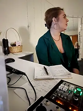 Juicy PeachLux online show from 03-16-25, 02:44