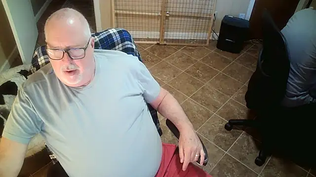 Snapshot of superbearboss chatting on 10-14-25, 04:30 superbearboss online show from 10-14-25, 04:30