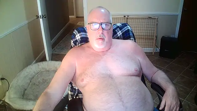 Snapshot of superbearboss chatting on 10-21-25, 02:34 superbearboss online show from 10-21-25, 02:34