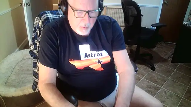 Snapshot of superbearboss chatting on 10-26-25, 01:39 superbearboss online show from 10-26-25, 01:39