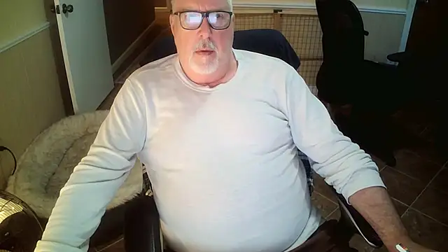 Snapshot of superbearboss chatting on 10-27-25, 02:21 superbearboss online show from 10-27-25, 02:21