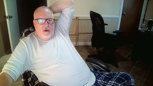 Snapshot of superbearboss chatting on 10-28-25, 02:20 superbearboss online show from 10-28-25, 02:20