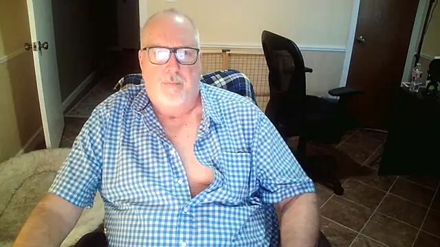 Snapshot of superbearboss chatting on 10-29-25, 01:57 superbearboss online show from 10-29-25, 01:57