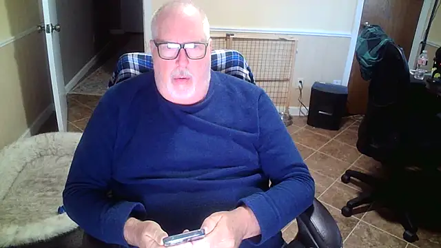 Snapshot of superbearboss chatting on 10-31-25, 02:07 superbearboss online show from 10-31-25, 02:07