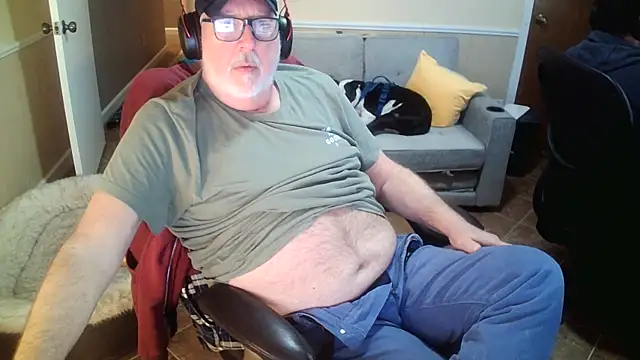 Snapshot of superbearboss chatting on 12-17-25, 06:25 superbearboss online show from 12-17-25, 06:25