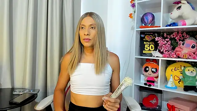 Snapshot of davinaclaire chatting on 07-19-26, 05:05 davinaclaire online show from 07-19-26, 05:05