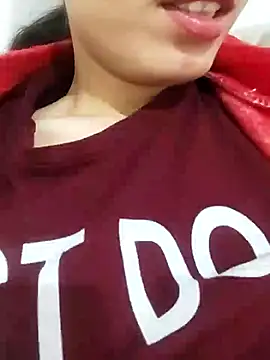 Snapshot of saraaxx1 chatting on 11-25-25, 10:26 saraaxx1 online show from 11-25-25, 10:26