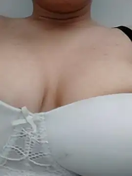 Snapshot of saraaxx1 chatting on 06-27-26, 01:17 saraaxx1 online show from 06-27-26, 01:17