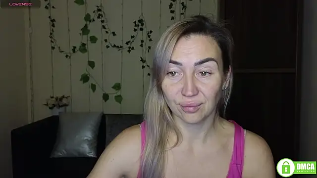 Snapshot of Kiss_julli88I chatting on 12-17-25, 06:25 Kiss julli88I online show from 12-17-25, 06:25