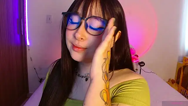Snapshot of Oliviargf chatting on 04-28-26, 02:33 Oliviargf online show from 04-28-26, 02:33