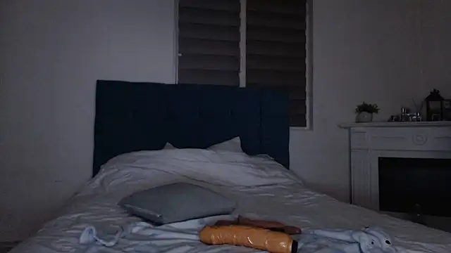 ElssaRush online show from 10-17-25, 04:09