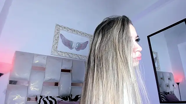 Lola Blondie online show from 12-18-25, 01:17