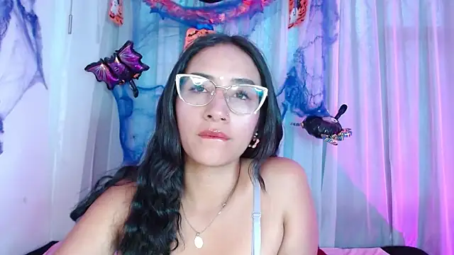 Snapshot of violettsuncs chatting on 10-17-25, 09:39 violettsuncs online show from 10-17-25, 09:39