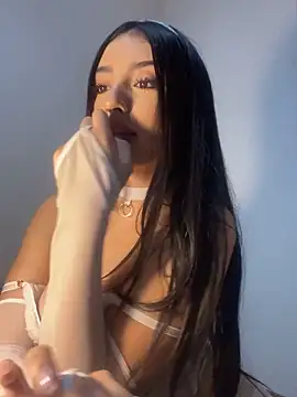 Snapshot of MagieeThomson chatting on 10-06-25, 10:51 MagieeThomson online show from 10-06-25, 10:51