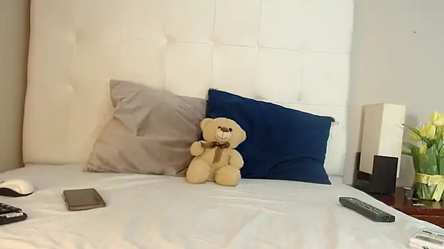 willow smitt online show from 10-24-25, 01:07