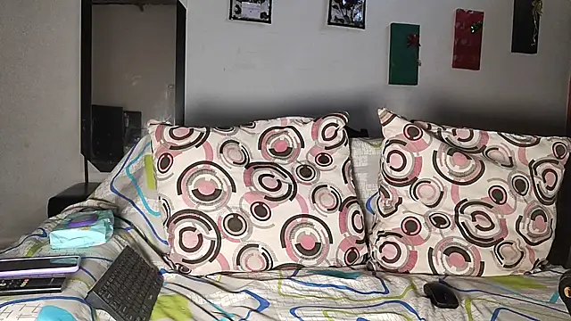 Snapshot of Milu_curly chatting on 02-25-26, 01:54 Milu curly online show from 02-25-26, 01:54