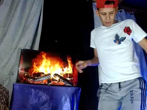 Snapshot of Hidden_Fantasies chatting on 11-06-25, 11:15 Hidden Fantasies online show from 11-06-25, 11:15