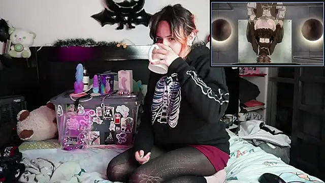 Snapshot of Devil_And_Princess chatting on 01-12-26, 03:23 Devil And Princess online show from 01-12-26, 03:23