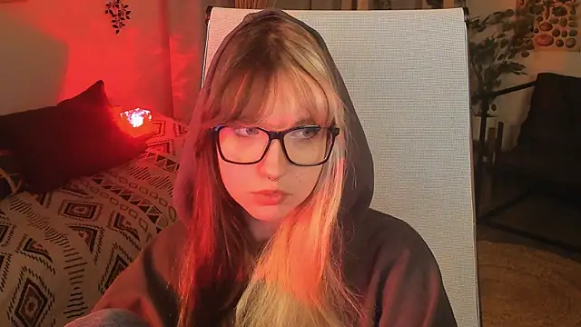 Snapshot of MemoryCadence chatting on 11-06-25, 01:23 MemoryCadence online show from 11-06-25, 01:23