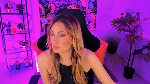 Snapshot of SarahAlluring chatting on 03-22-25, 01:30 SarahAlluring online show from 03-22-25, 01:30