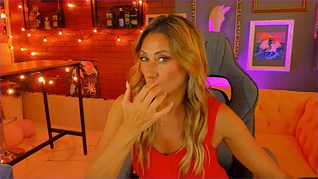 Snapshot of SarahAlluring chatting on 09-19-25, 12:06 SarahAlluring online show from 09-19-25, 12:06