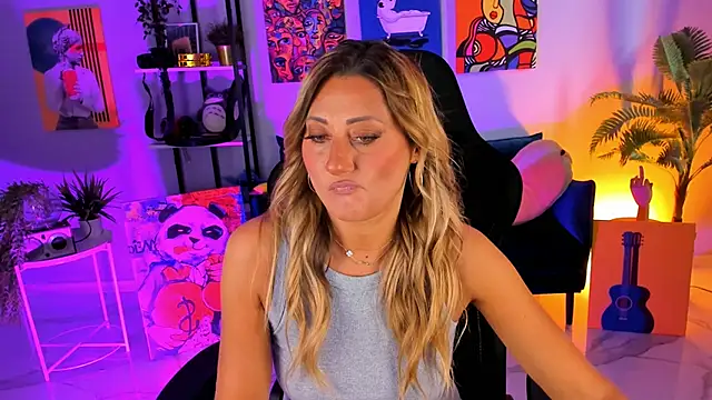 Snapshot of SarahAlluring chatting on 09-24-25, 12:30 SarahAlluring online show from 09-24-25, 12:30