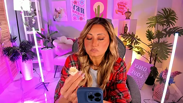 Snapshot of SarahAlluring chatting on 09-25-25, 12:31 SarahAlluring online show from 09-25-25, 12:31