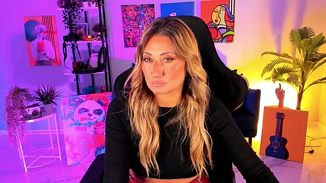 Snapshot of SarahAlluring chatting on 10-04-25, 01:31 SarahAlluring online show from 10-04-25, 01:31