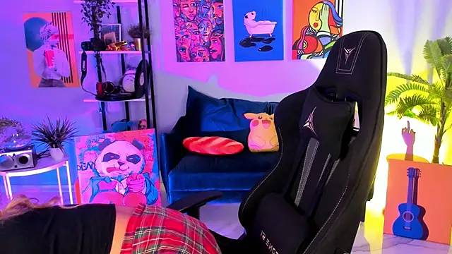 Snapshot of SarahAlluring chatting on 10-10-25, 12:04 SarahAlluring online show from 10-10-25, 12:04