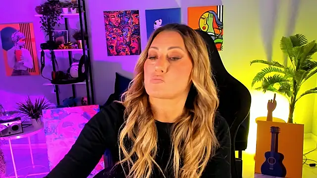 Snapshot of SarahAlluring chatting on 10-15-25, 12:38 SarahAlluring online show from 10-15-25, 12:38