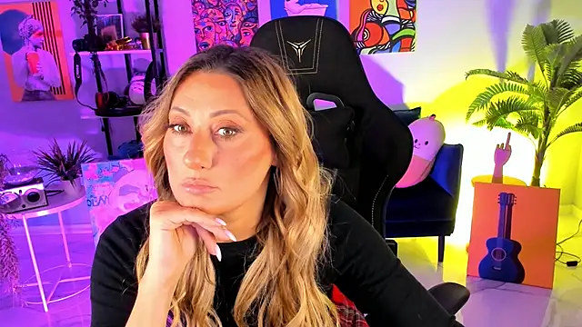 Snapshot of SarahAlluring chatting on 10-16-25, 12:28 SarahAlluring online show from 10-16-25, 12:28