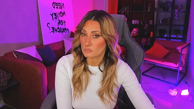 Snapshot of SarahAlluring chatting on 10-18-25, 12:06 SarahAlluring online show from 10-18-25, 12:06