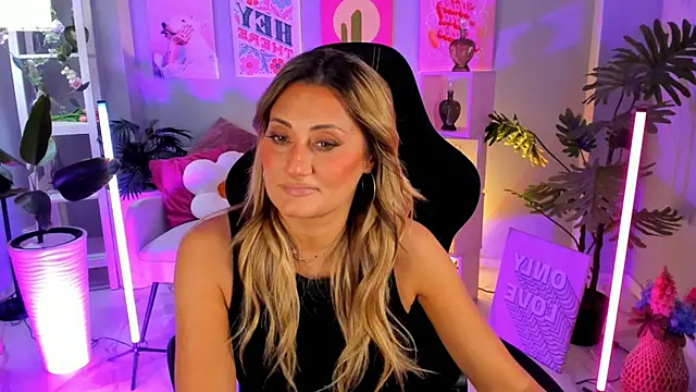 Snapshot of SarahAlluring chatting on 10-20-25, 10:59 SarahAlluring online show from 10-20-25, 10:59