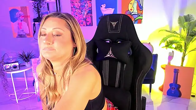 Snapshot of SarahAlluring chatting on 11-03-25, 11:33 SarahAlluring online show from 11-03-25, 11:33