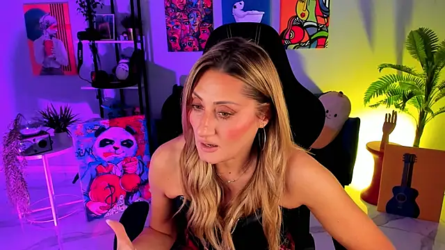 Snapshot of SarahAlluring chatting on 11-06-25, 11:55 SarahAlluring online show from 11-06-25, 11:55