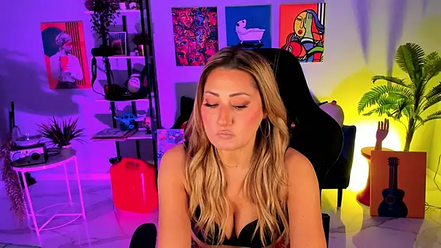 Snapshot of SarahAlluring chatting on 11-10-25, 11:31 SarahAlluring online show from 11-10-25, 11:31