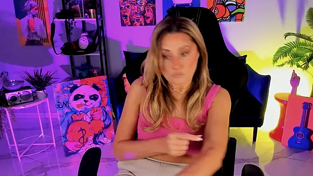 Snapshot of SarahAlluring chatting on 11-16-25, 01:06 SarahAlluring online show from 11-16-25, 01:06