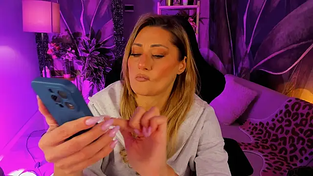 Snapshot of SarahAlluring chatting on 11-20-25, 12:27 SarahAlluring online show from 11-20-25, 12:27