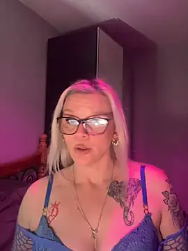 Snapshot of Curvy-Cleo chatting on 04-11-26, 09:41 Curvy-Cleo online show from 04-11-26, 09:41