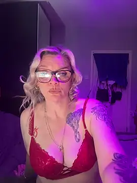 Snapshot of Curvy-Cleo chatting on 04-19-26, 08:44 Curvy-Cleo online show from 04-19-26, 08:44
