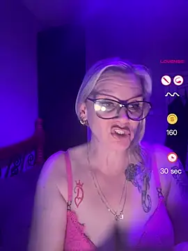 Snapshot of Curvy-Cleo chatting on 04-27-26, 08:07 Curvy-Cleo online show from 04-27-26, 08:07