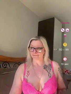 Snapshot of Curvy-Cleo chatting on 05-01-26, 09:14 Curvy-Cleo online show from 05-01-26, 09:14