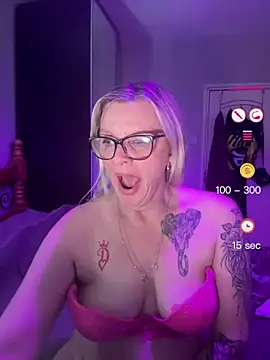 Snapshot of Curvy-Cleo chatting on 06-04-26, 10:27 Curvy-Cleo online show from 06-04-26, 10:27