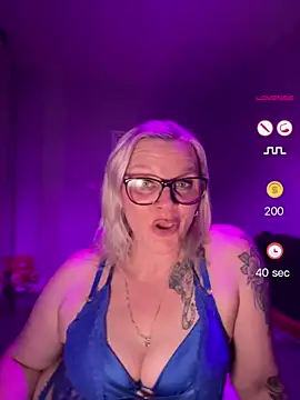 Snapshot of Curvy-Cleo chatting on 06-19-26, 10:46 Curvy-Cleo online show from 06-19-26, 10:46